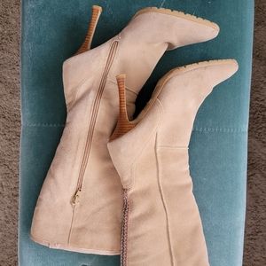 Sherpa Lined Khaki Colored Boots Size 8